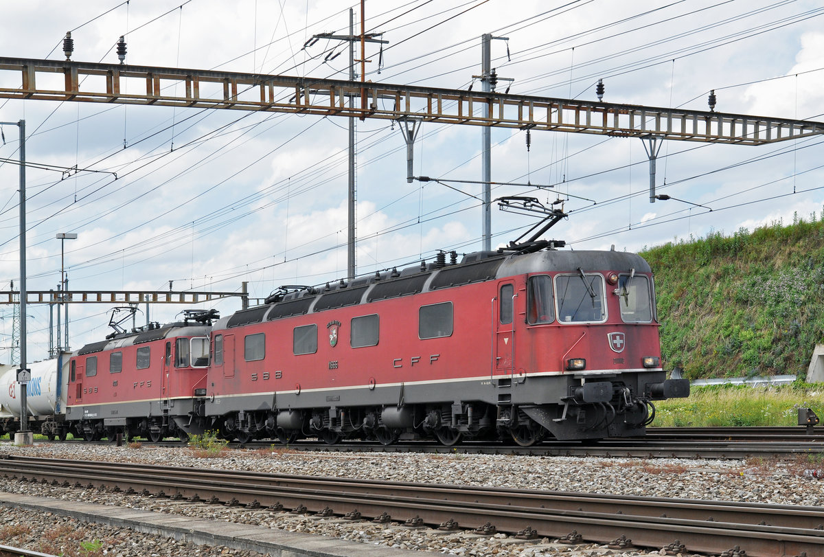 Re 10/10, mit den Loks 11666 und 11324, durchfahren den Bahnhof ...
