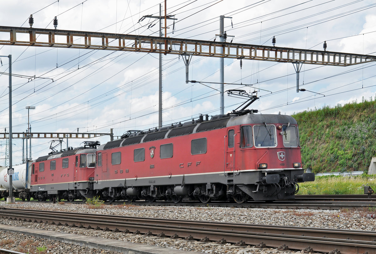 Re 10/10, mit den Loks 11666 und 11324, durchfahren den Bahnhof Pratteln. Die Aufnahme stammt vom 28.06.2016.