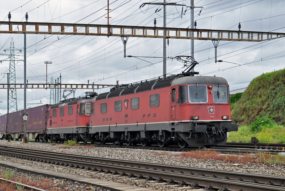 Re 10/10, mit den Loks 11668 und 11321, durchfahren den Bahnhof Pratteln. Die Aufnahme stammt vom 12.06.2016.