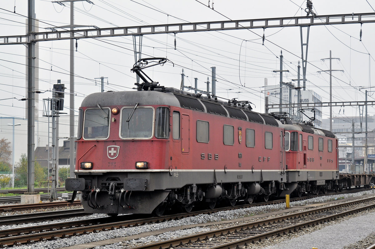 Re 10/10, mit den Loks 11681 und 11290, durchfahren den Bahnhof Pratteln. Die Aufnahme stammt vom 28.10.2016.