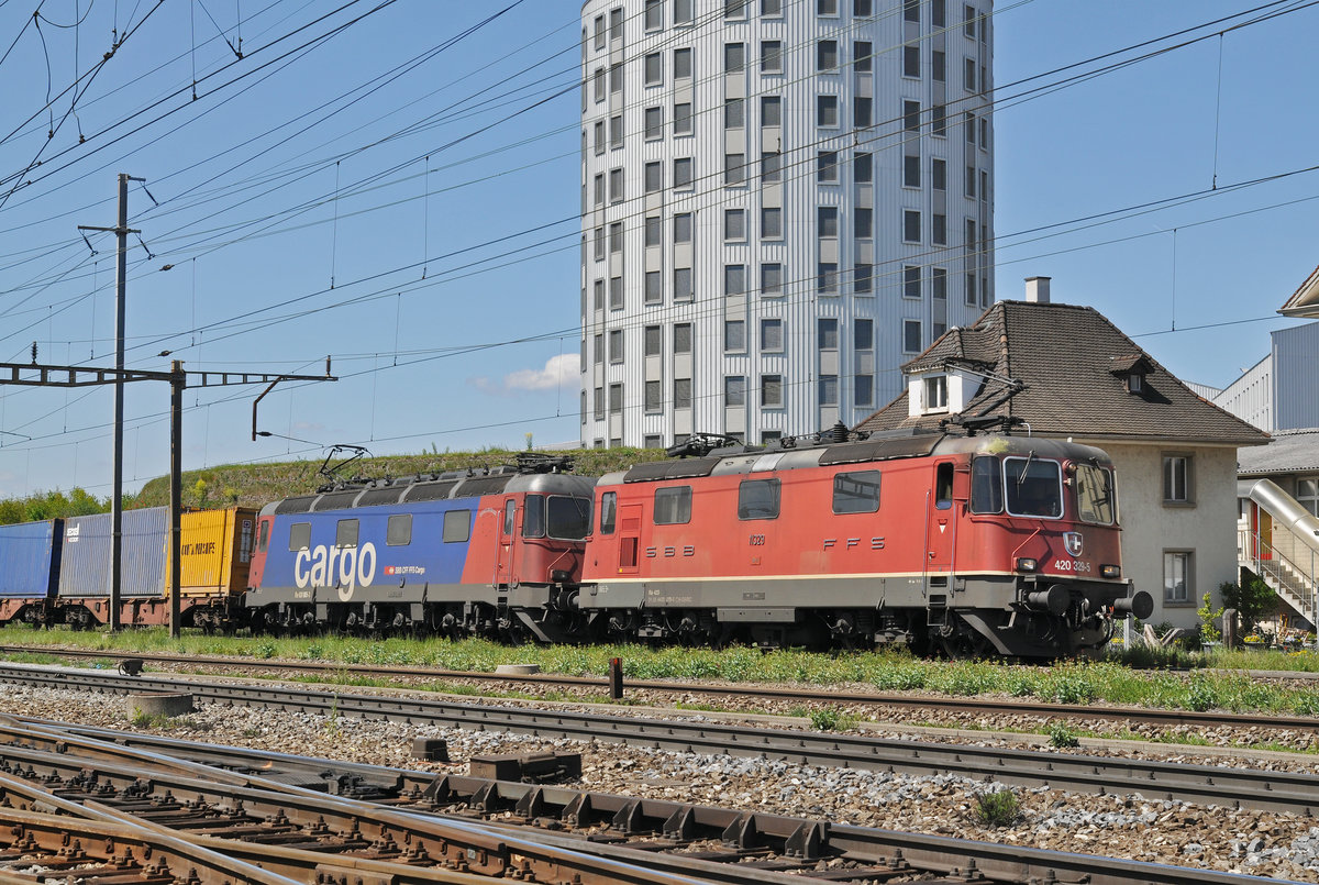 Re 10/10, mit den Loks 420 329-5 und 620 065-3, durchfahren den Bahnhof Pratteln. Die Aufnahme stammt vom 29.04.2017.