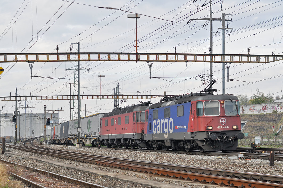 Re 10/10, mit den Loks 420 276-8 und 11664 durchfahren den Bahnhof Pratteln. Die Aufnahme stammt vom 04.11.2017.
