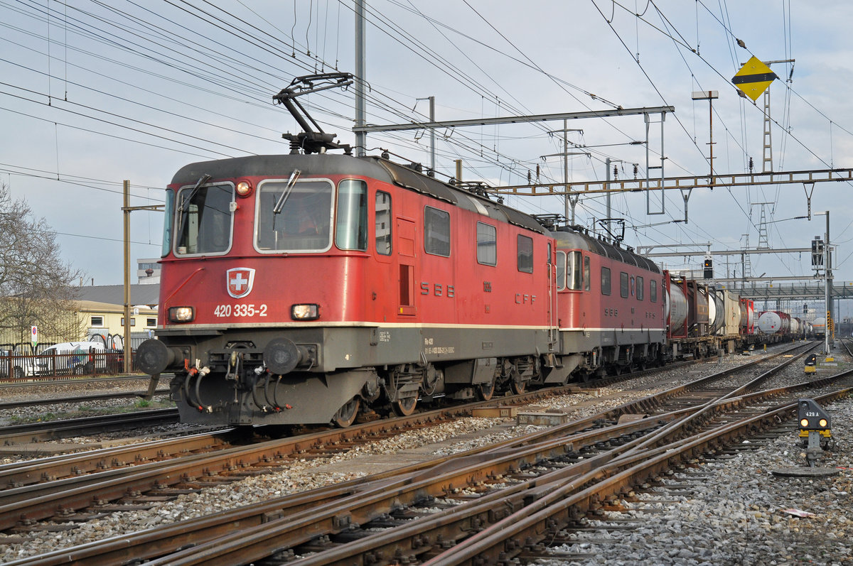 Re 10/10, mit den Loks 420 335-2 und 11671, durchfahren den Bahnhof Pratteln. Die Aufnahme stammt vom 09.01.2018.
