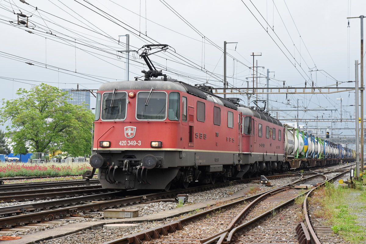 Re 10/10, mit den Loks 420 349-3 und 11667, durchfahren den Bahnhof Pratteln. Die Aufnahme stammt vom 15.05.2018.