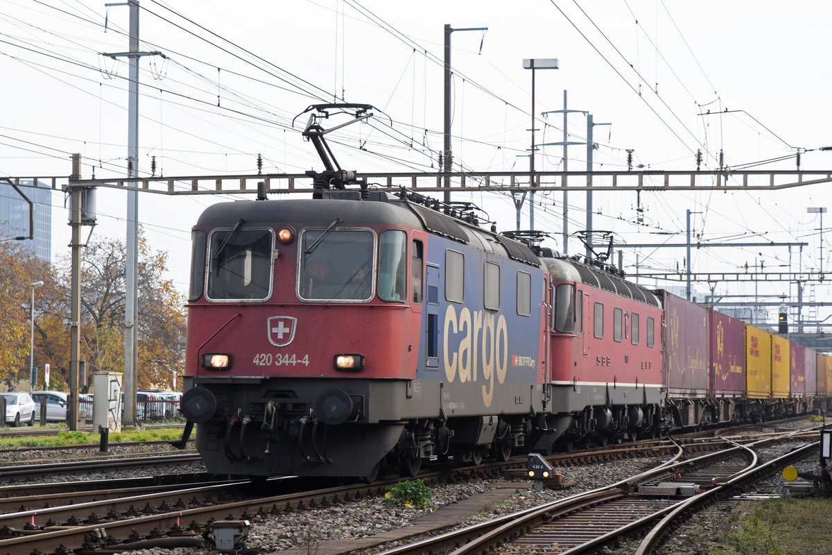 Re 10/10, mit den Loks 420 344-4 und 620 071-1, durchfährt den Bahnhof Pratteln. Die Aufnahme stammt vom 09.11.2018.
