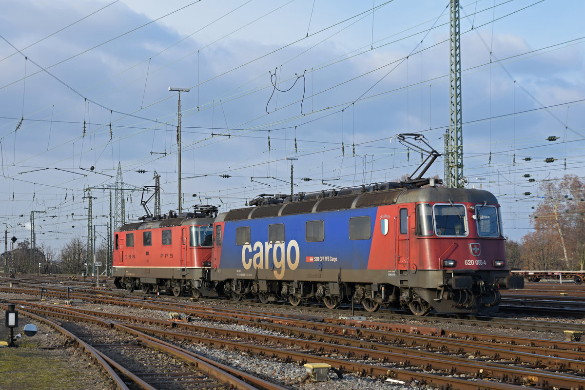 Re 10/10, mit den Loks 430 362-4 und 620 055-4, durchfährt den badischen Bahnhof. Die Aufnahme stammt vom 04.02.2019.