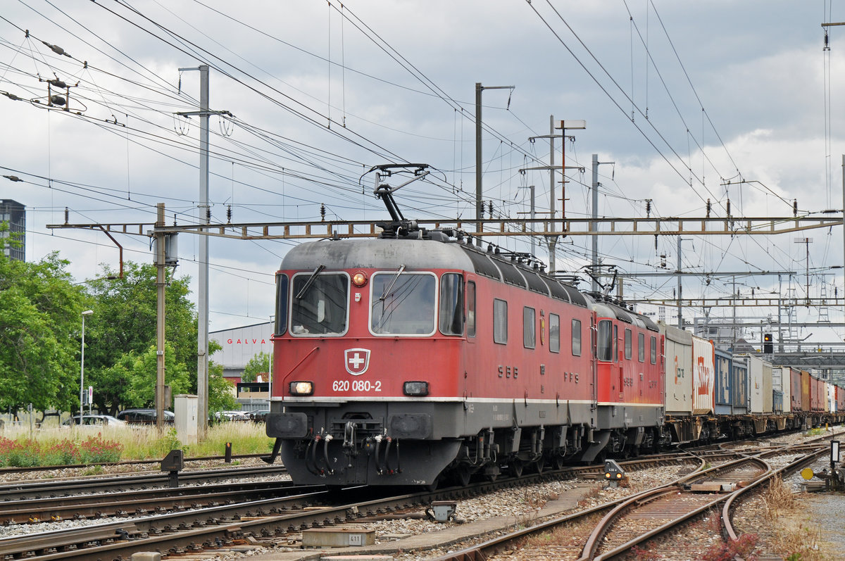 Re 10/10, mit den Loks 620 080-2 und 11340, durchfahren den Bahnhof Pratteln. Die Aufnahme stammt vom 07.06.2017.