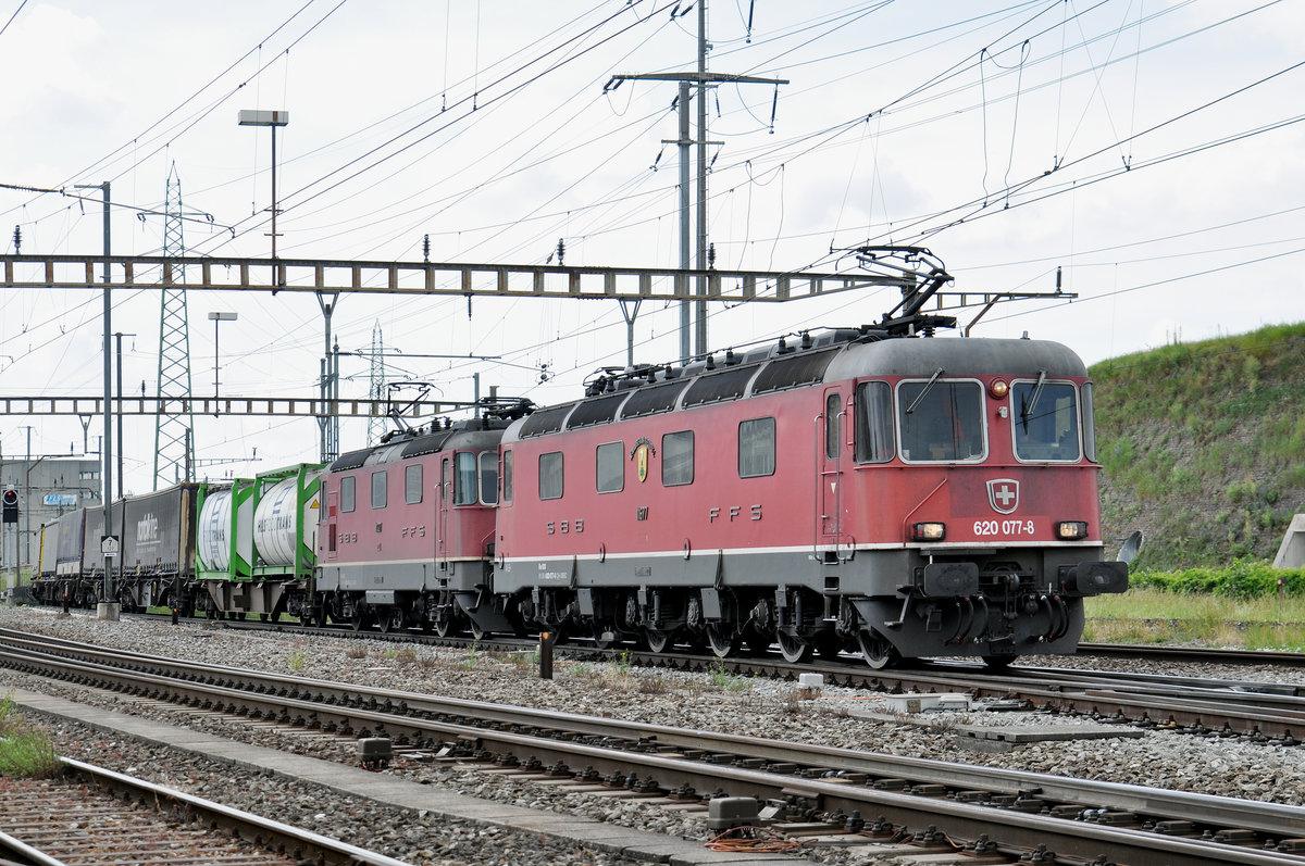 Re 10/10, mit den Loks 620 077-8 und 11327, durchfahren den Bahnhof Pratteln. Die Aufnahme stammt vom 01.06.2017.