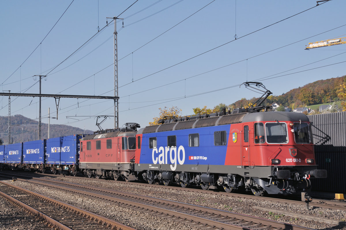 Re 10/10, mit den Loks 620 061-2 und 11286 durchfahren den Bahnhof Gelterkinden. Die Aufnahme stammt vom 16.10.2017.