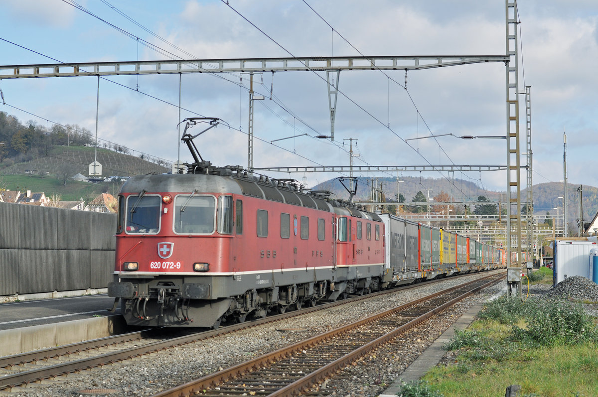 Re 10/10, mit den Loks 620 072-9 und 11279, durchfahren den Bahnhof Gelterkinden. Die Aufnahme stammt von 14.11.2017.