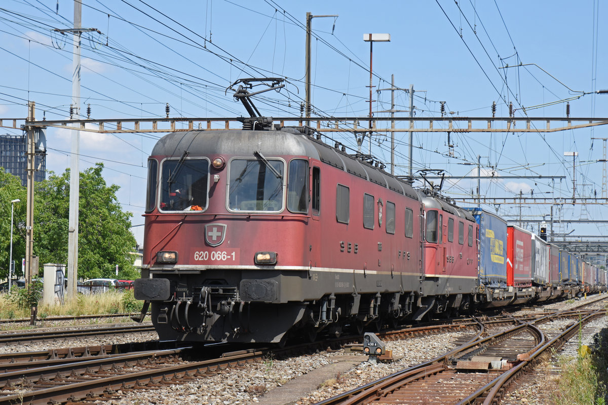 Re 10/10, mit den Loks 620 066-1 und 420 339-4, durchfährt den Bahnhof Pratteln. Die Aufnahme stammt vom 12.07.2018.