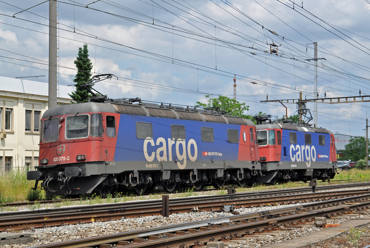 Re 10/10, mit den Loks 620 075-2 und 420 344-4, durchfahren den Bahnhof Pratteln. die Aufnahme stammt vom 28.06.2016.
