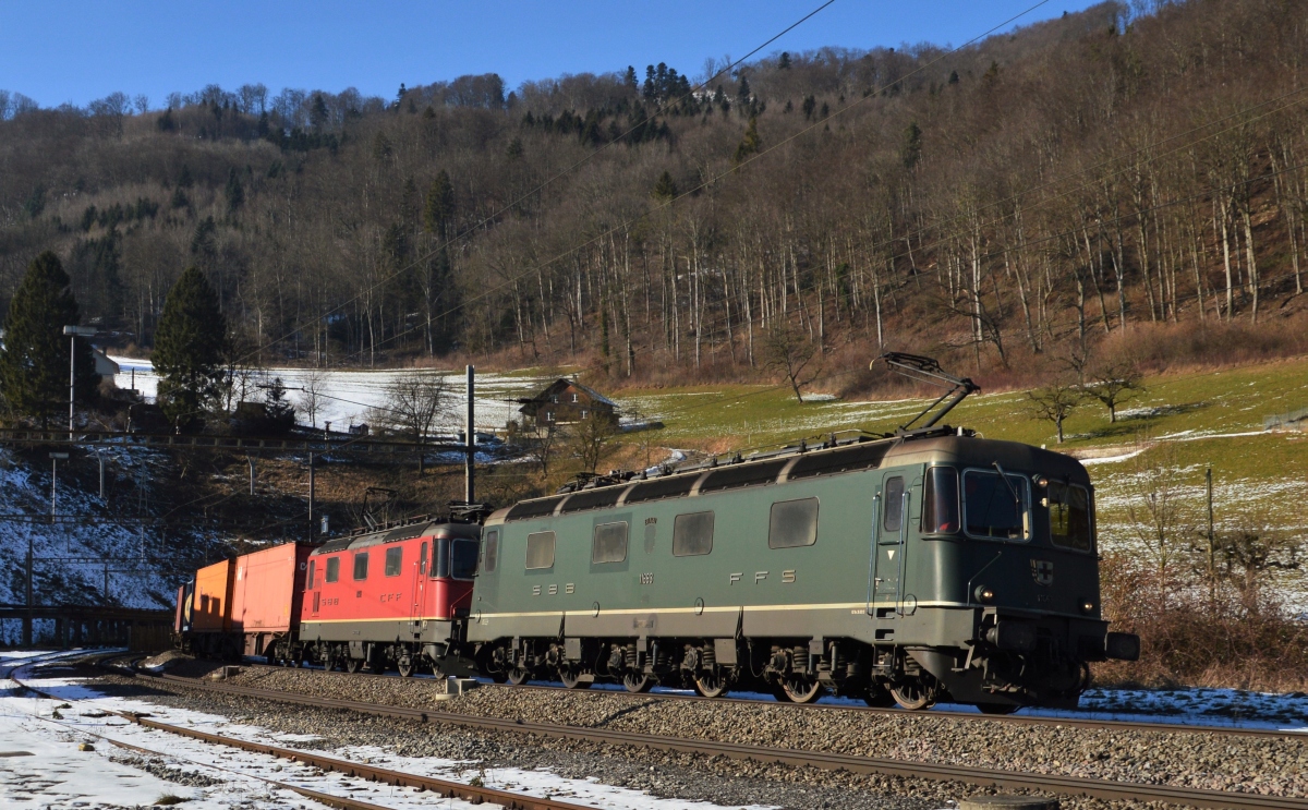Re 10/10  mit Re 6/6  11663 *Eglisau*  + Re 4/4  11341 beim Südportal Bözberg Schinznach.
10. Februar 2015