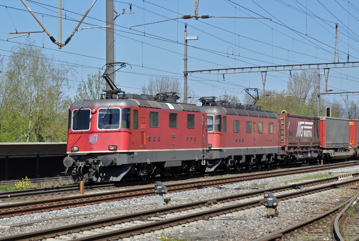 Re 10/10: Re 4/4 II 11333 zusammen mit der Re 6/6 11682 durchfahren den Bahnhof Kaiseraugst. Die Aufnahme stammt vom 19.04.2015.