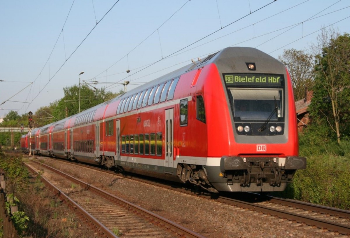 RE 14214 (Braunschweig–Bielefeld) am 21.04.2009 in Bckeburg