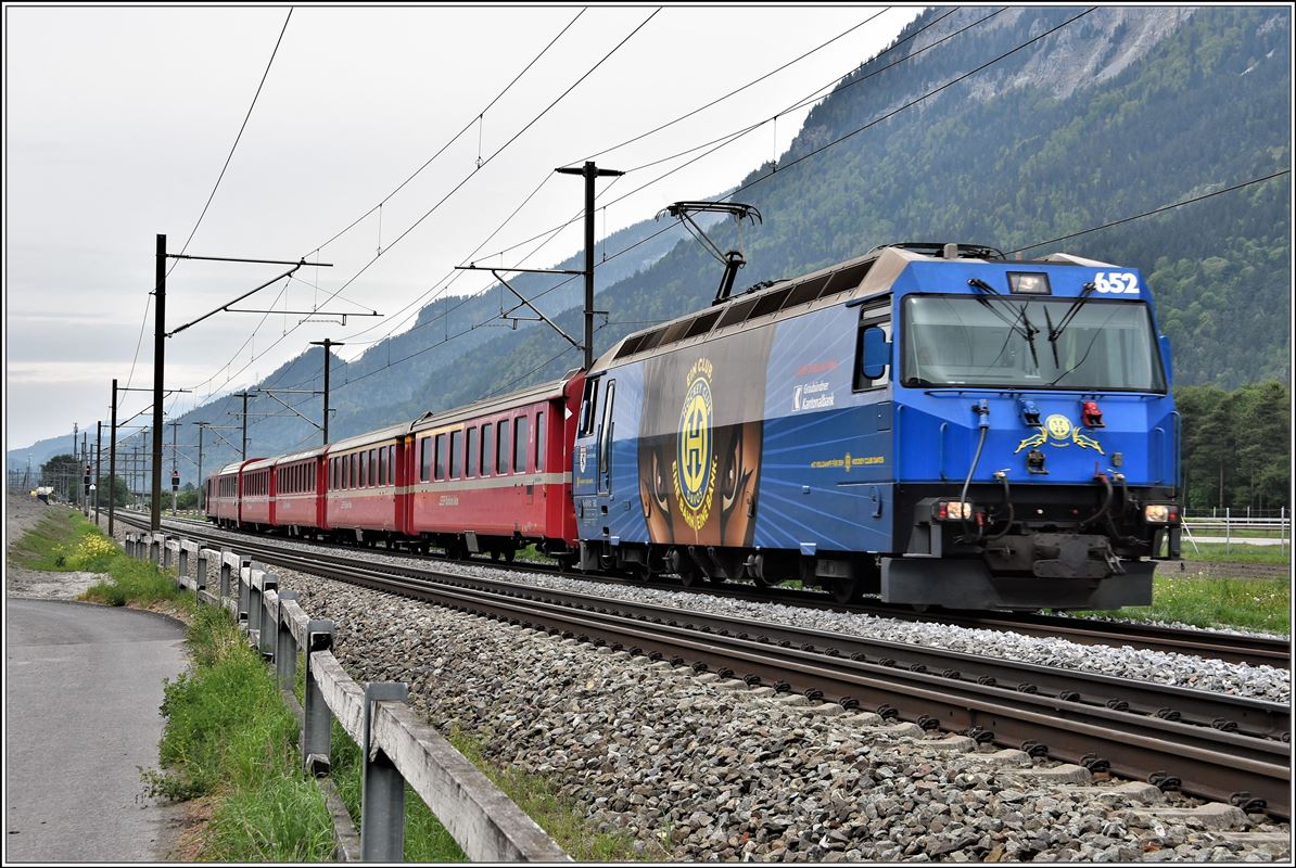 RE 1728 mit Ge 4/4 III 652  Vaz/Obervaz Valbella/Lenzerheide  zwischen Felsberg und Chur West. (02.05.2018)