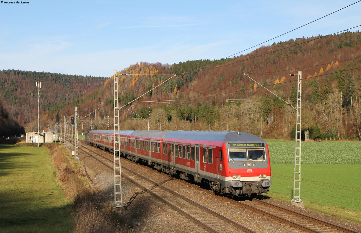 RE 19037 (Stuttgart Hbf-Singen(Htw))mit Schublok 185 565-9 in Grünholz 20.11.16