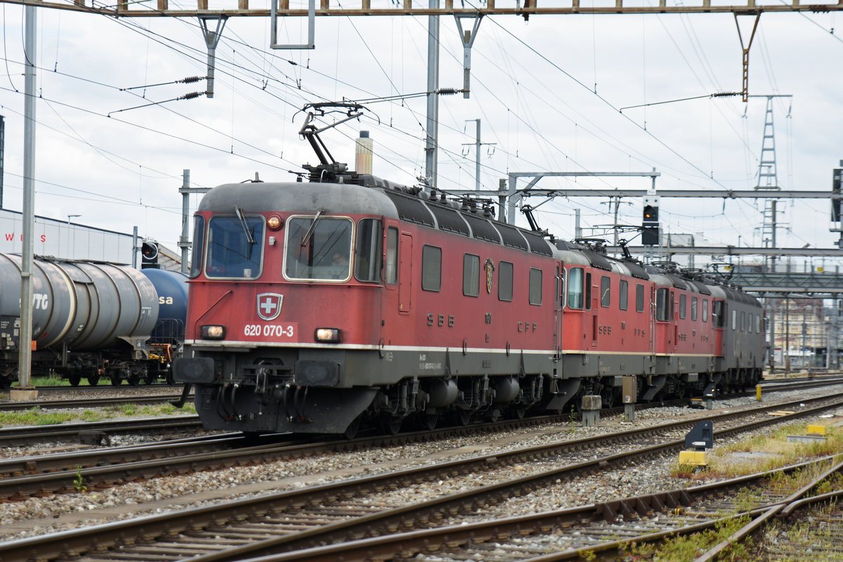 Re 20/20, mit den Loks 620 070-3, 11349, 11339 und 620 082-8, durchfahren den Bahnhof Pratteln. Die Aufnahme stammt vom 26.04.2018.