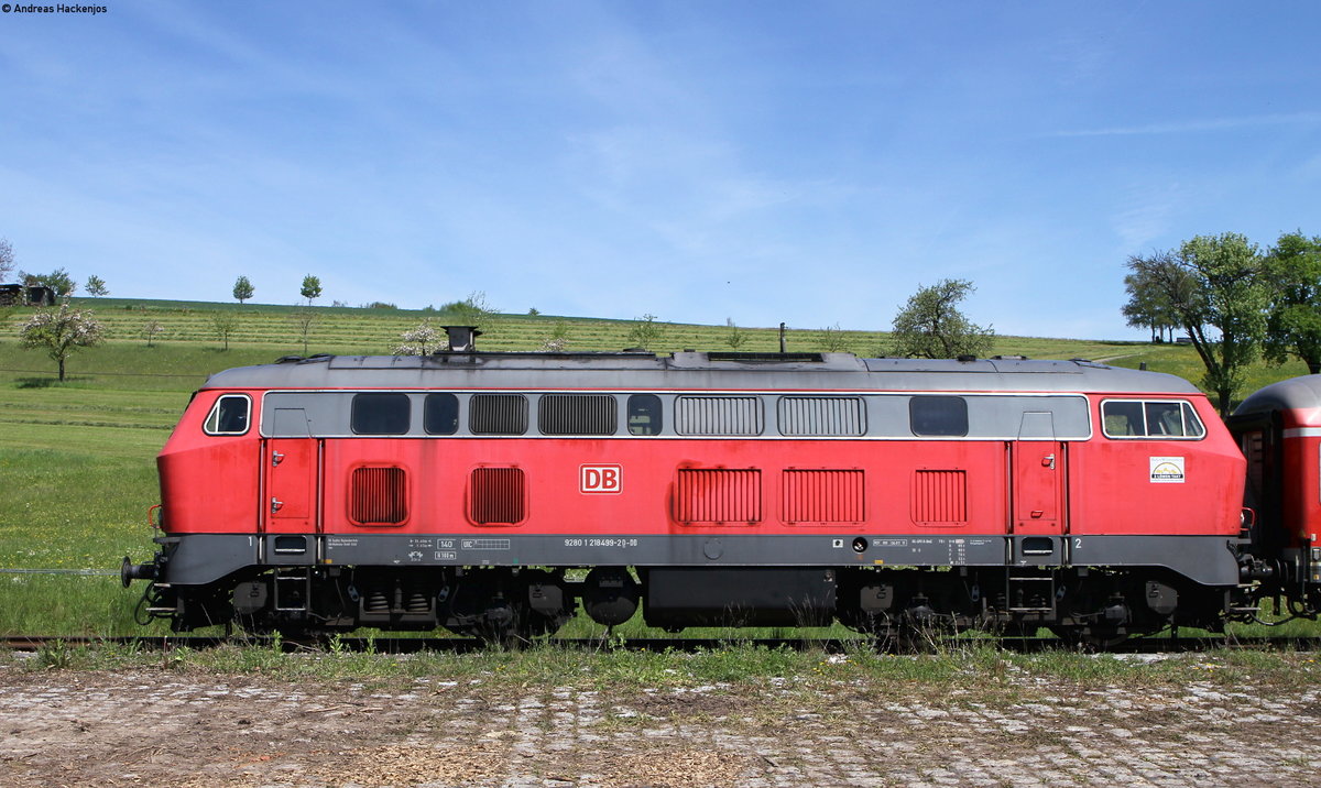 RE 22304 (Neustadt(Schwarzw)-Rottweil) mit Schublok 218 499-2 in Döggingen 21.5.16