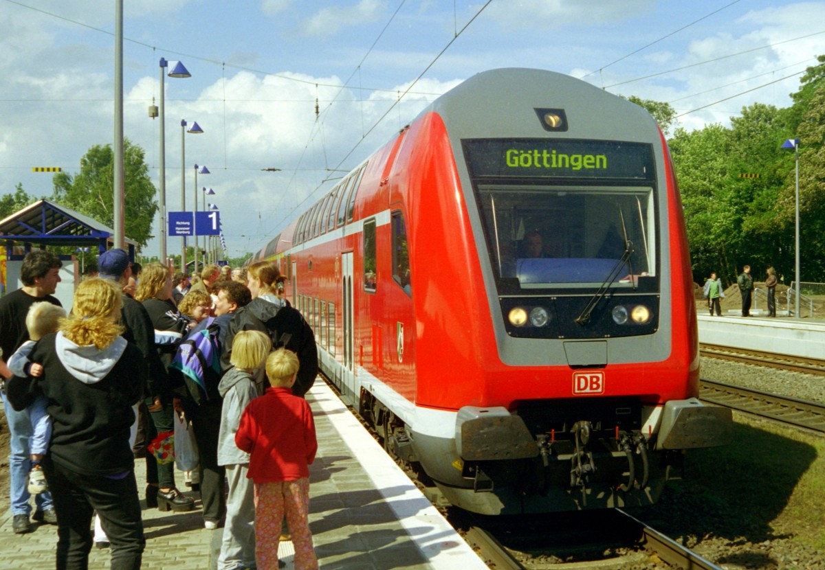 RE 25945 (Bremen–Gttingen) am 28.05.2000 in Drverden. Nach der Stilllegung 1979 wurde an jenem Tag der Drverdener Bahnhof wiedererffnet. Die Regionalexpress-Linie Bremen–Gttingen existierte nur whrend der Expo 2000 im Sommerfahrplan 2000.
