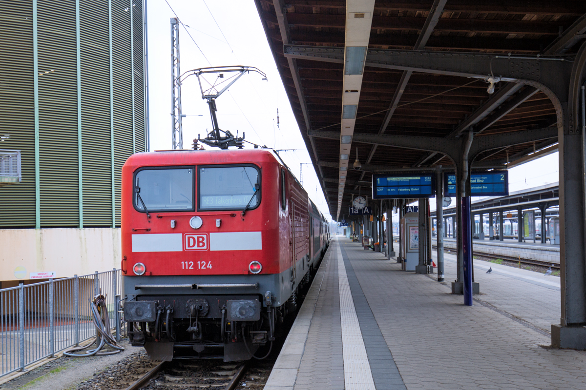 RE 3 mit Lok 112 124 nach Falkenberg (Elster) am Bahnsteig 1 in Stralsund. - 20.02.2019
