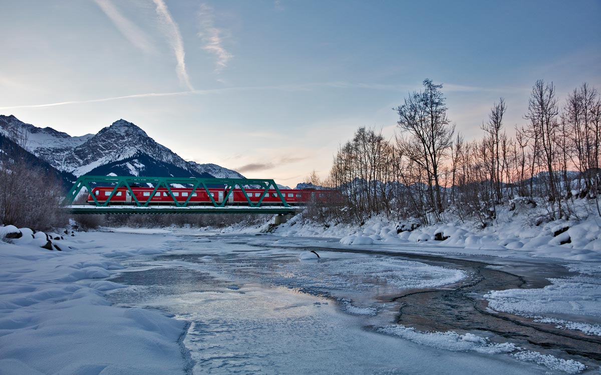 RE 3385 von Oberstdorf fährt am bitterkalten Morgen des 28.1.2017 in Fischen nach Augsburg Hbf über den beinahe zugefroren Fluss Iller.