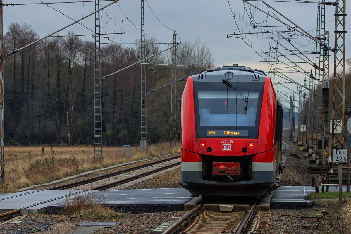 RE 4 auf dem Bahnübergang in Jatznick auf der Fahrt nach Bützow über Pasewalk. - 20.03.2016