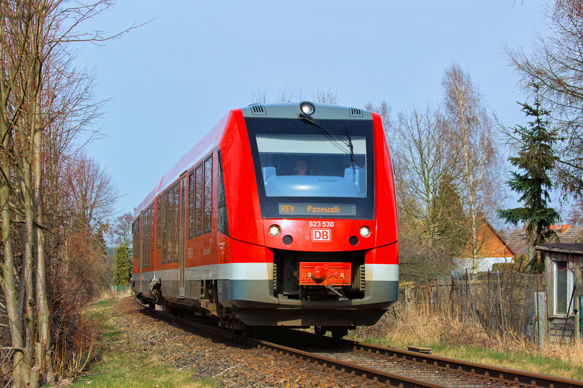 RE 4 fährt in Eggesin an der Pasewalker Strasse, in Richtung Torgelow. - 03.03.2016