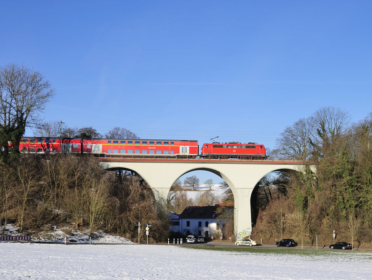 RE 4 gezogen von einer 111er, aus Aachen nach Dortmund auf einem Viadukt nahe Aachen West bei AC- Laurensberg am 21.1.2017