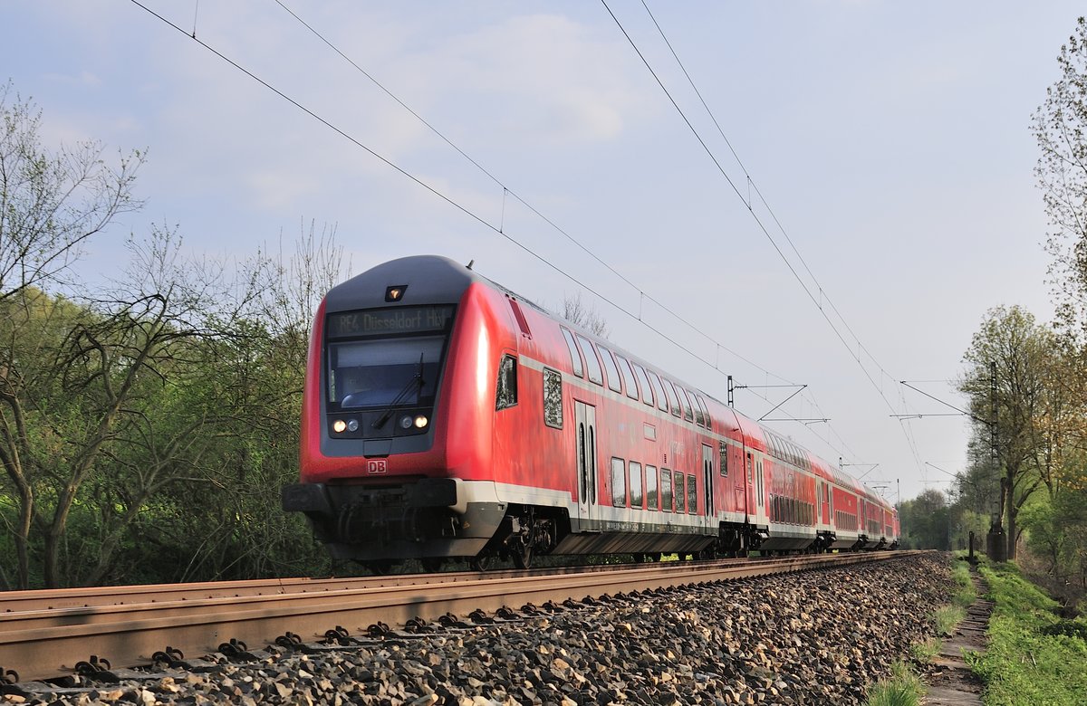 RE 4 Steuerwagen voraus auf der KBS 485 im Wurmtal bei Km 20.4 aus Aachen nach Dortmund, am 11.4.201