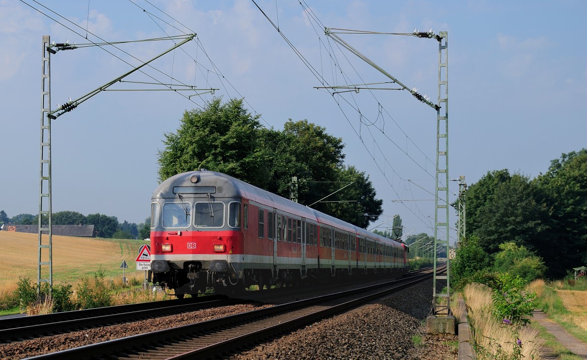 RE 4 Wupper Express mit einem Kalsruhersteuerwagen voraus fährt am 7.8.15 von Aachen nach Dortmund, hier bei Süggerath. Fotografiert von der Schattenseite