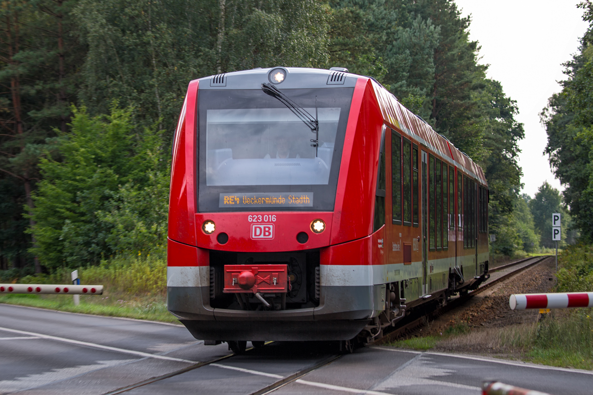 RE 4 zwischen Torgelow und Eggesin am Bahnübergang in km 152,0. - 27.08.2016 - Vom Radweg aus aufgenommen.