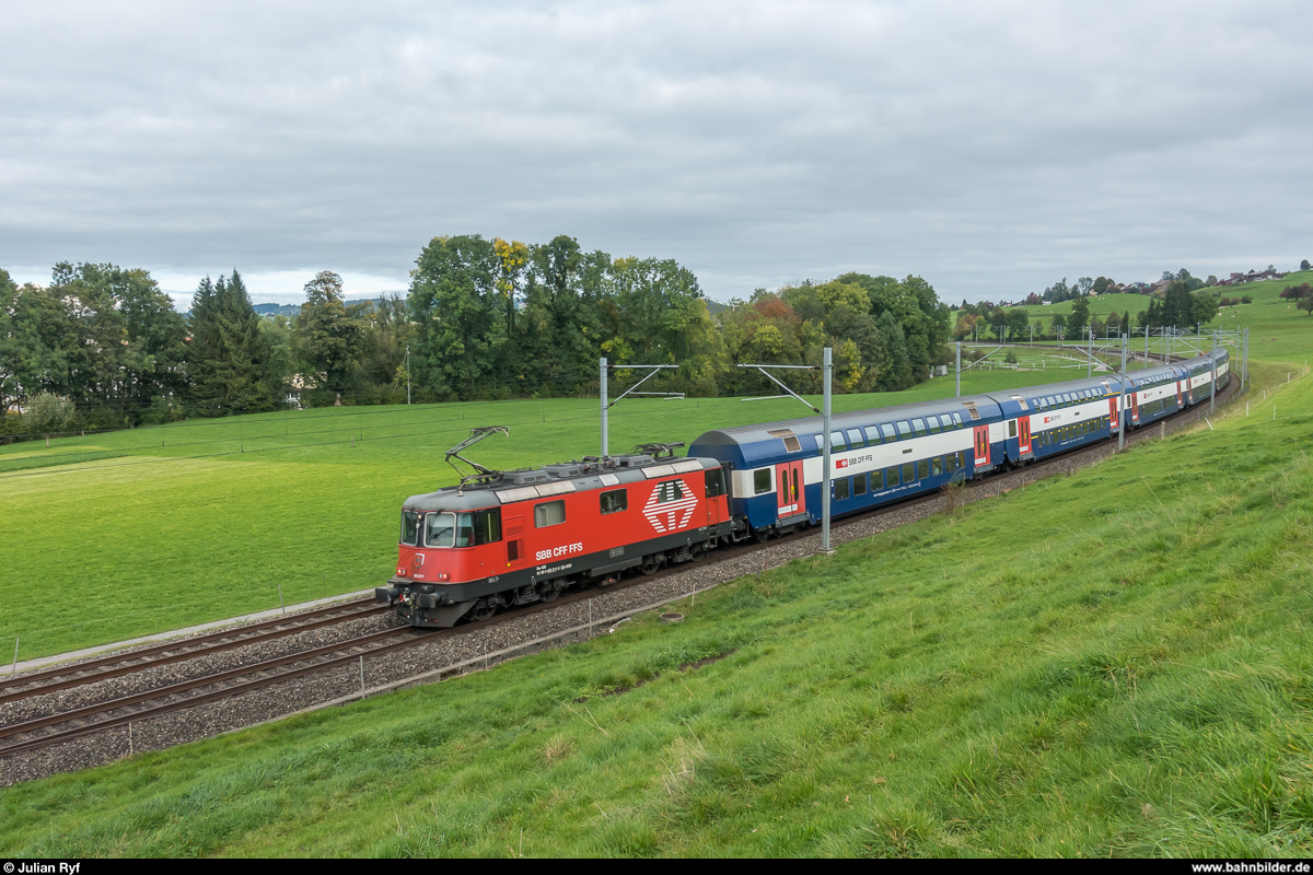 Re 420 211 mit HVZ-Dosto als Entlastungszug St. Gallen - Zürich als Doppelführung zum EC aus München, der wegen dem Oktoberfest sehr gut ausgelastet war am 1. Oktober 2017 bei Gossau SG.
