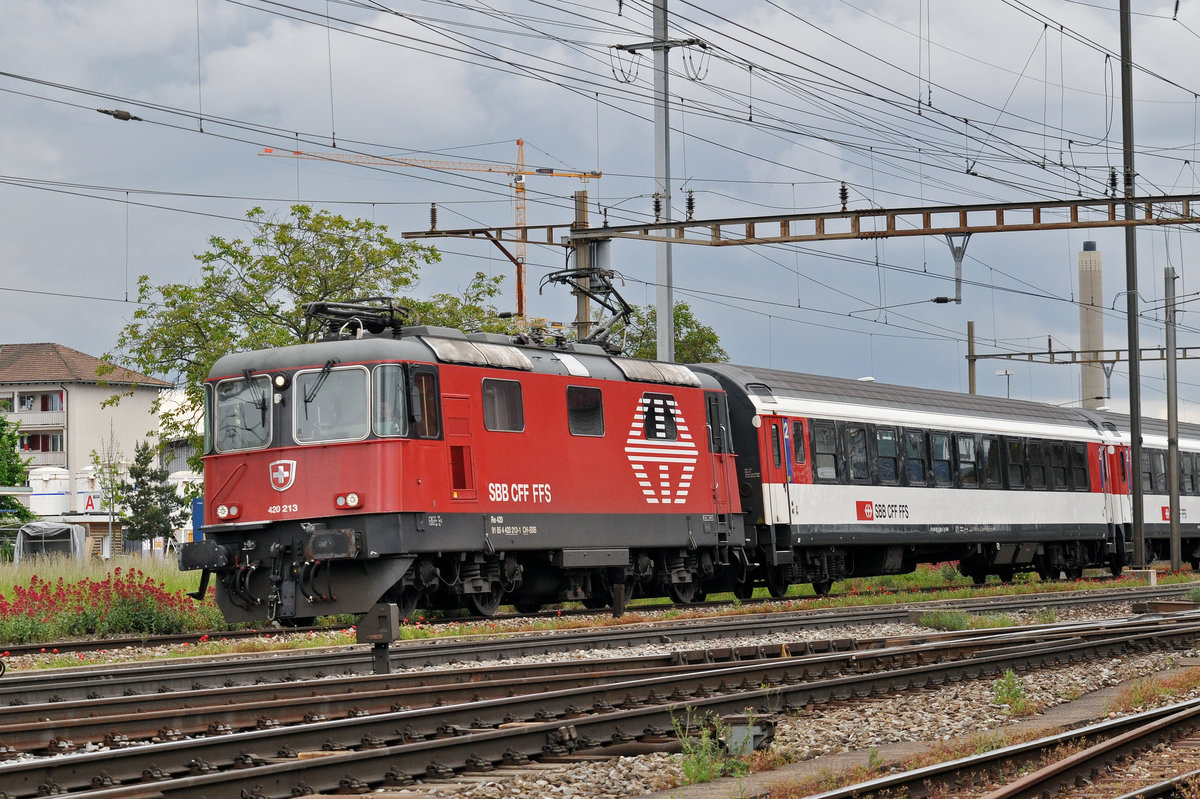 Re 420 213-1 durchfährt den Bahnhof Pratteln. Die Aufnahme stammt vom 24.05.2016.