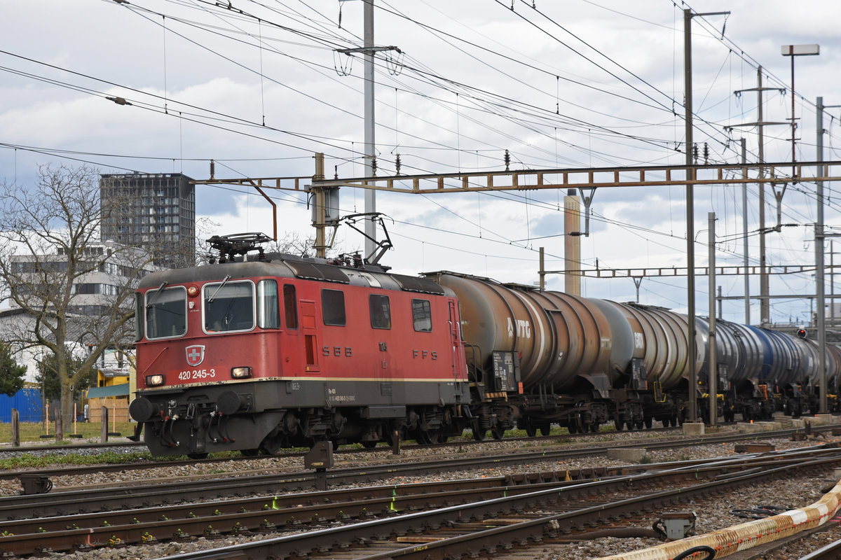 Re 420 245-3 durchfährt den Bahnhof Pratteln. Die Aufnahme stammt vom 05.03.2019.