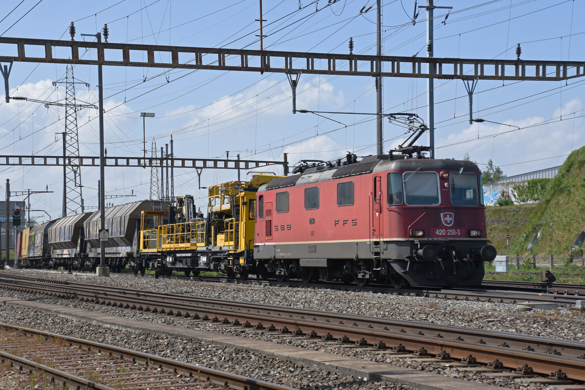 Re 420 250-3 durchfährt den Bahnhof Pratteln. Die Aufnahme stammt vom 25.04.2018.