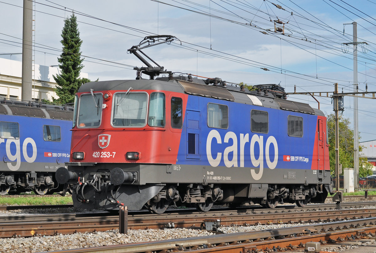 Re 420 253-7 durchfährt den Bahnhof Pratteln. Die Aufnahme stammt vom 10.10.2017.