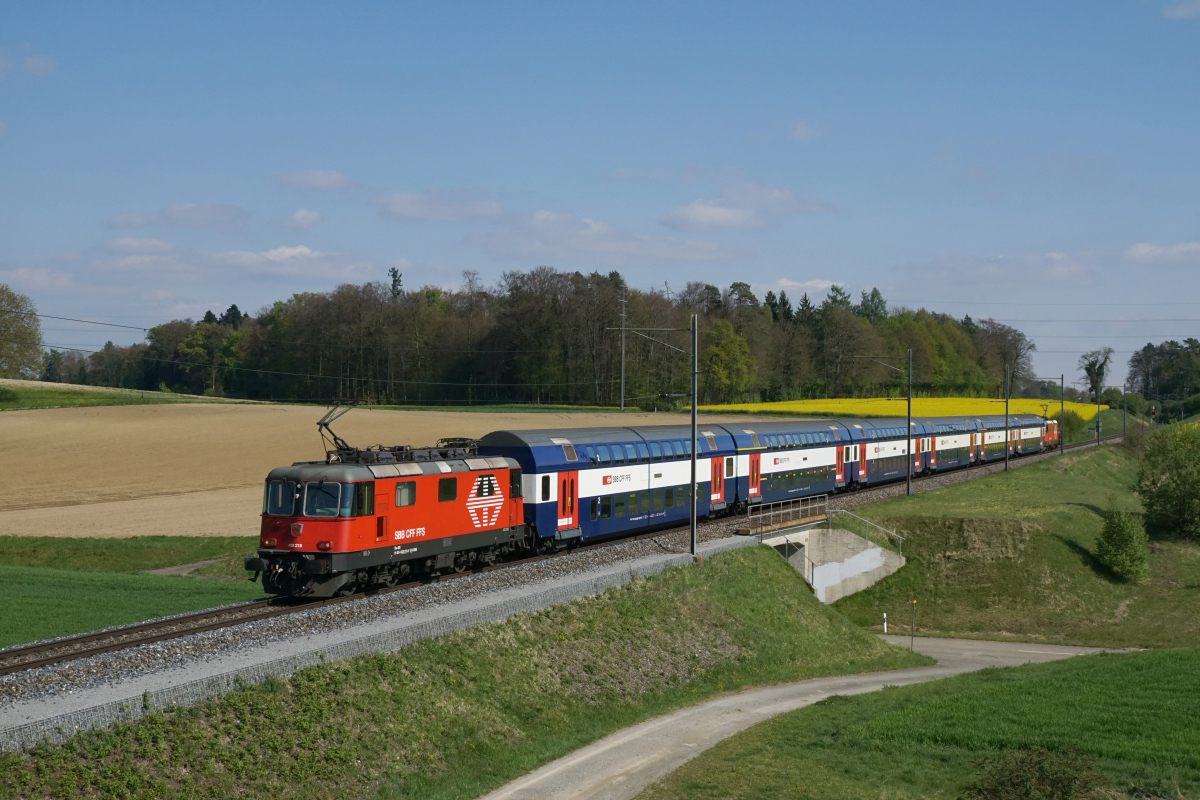 Re 420 280 zieht am 20.04.2017 eine S 33 von Winterthur Richtung Schaffhausen. Aufgenommen zwischen Marthalen und Dachsen.