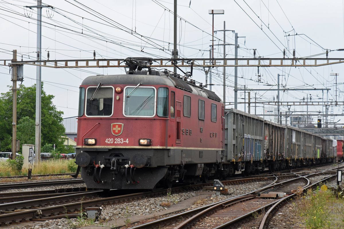 Re 420 283-4 durchfährt den Bahnhof Pratteln. Die Aufnahme stammt vom 29.06.2018.