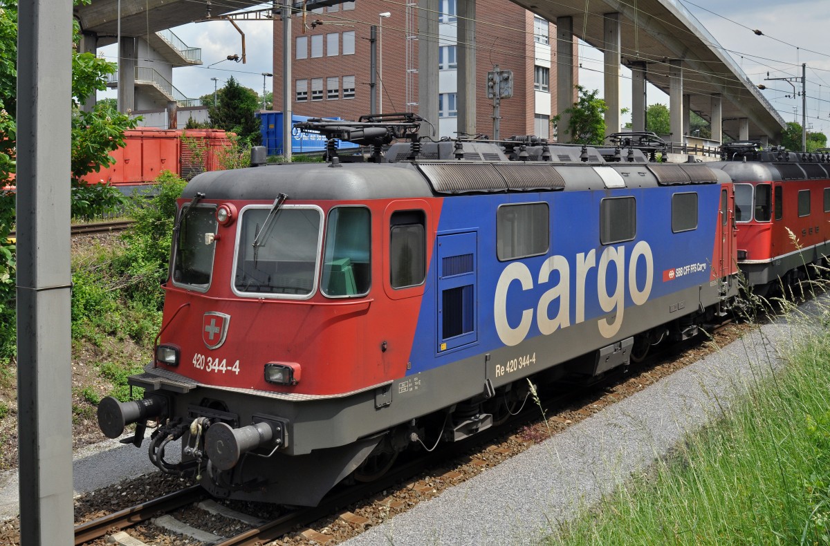 Re 420 344-4 wartet am Güterbahnhof Muttenz auf den nächsten Einsatz. Die Aufnahme stammt vom 23.05.2015.