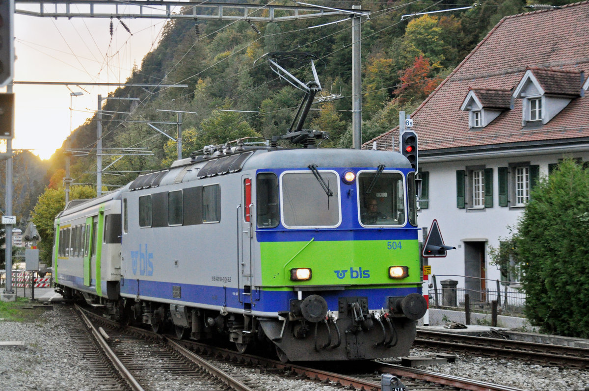 Re 420 504-3 fährt beim Bahnhof Interlaken Ost ein. Die Aufnahme stammt vom 03.10.2017.