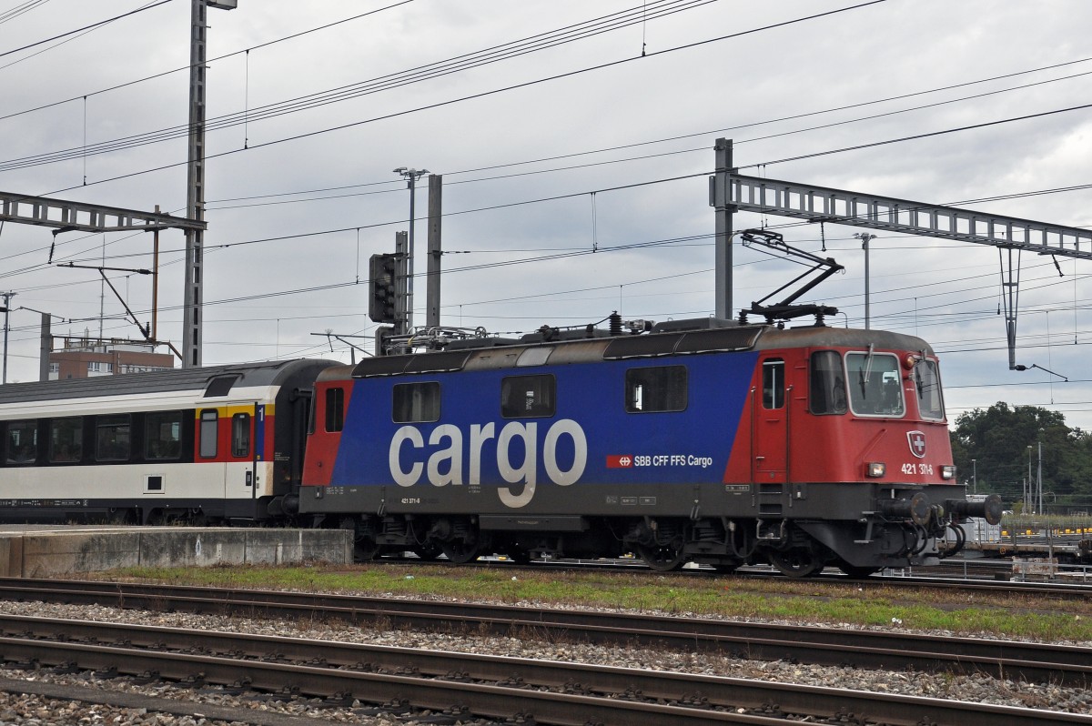 Re 421 371-4 CARGO an einem Personenzug. Der Zug durchfährt am 19.09.2014 den Bahnhof Muttenz.