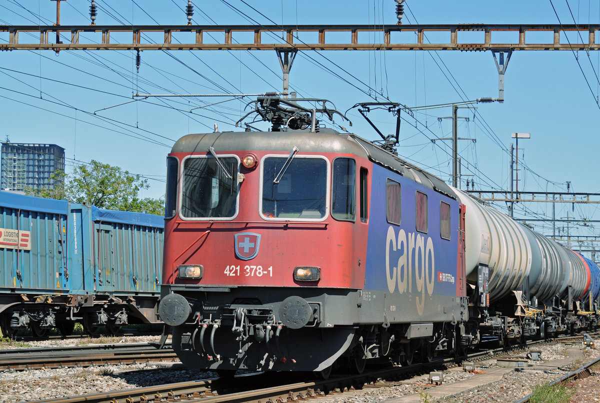 Re 421 378-1 durchfährt den Bahnhof Pratteln. Die Aufnahme stammt vom 26.05.2017.
