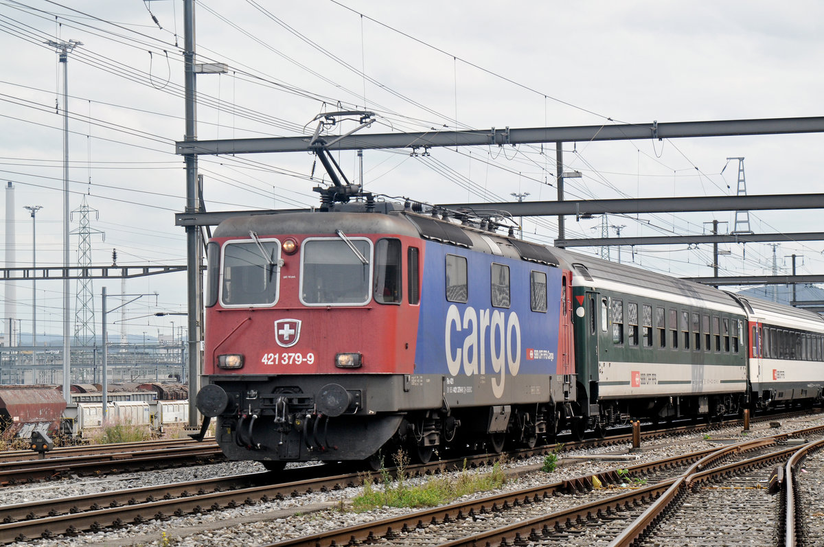 Re 421 379-9 durchfährt den Bahnhof Muttenz. Die Aufnahme stammt vom 08.09.2017.