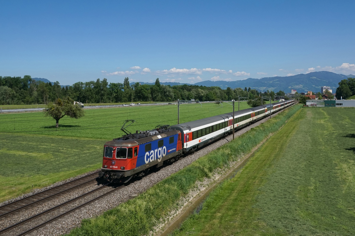 Re 421 379-9 zieht am 27.05.2017 den EC 194 von St. Margrethen Richtung St.Gallen. Das Bild wurde zwischen St. Margrethen und Rheineck aufgenommen.