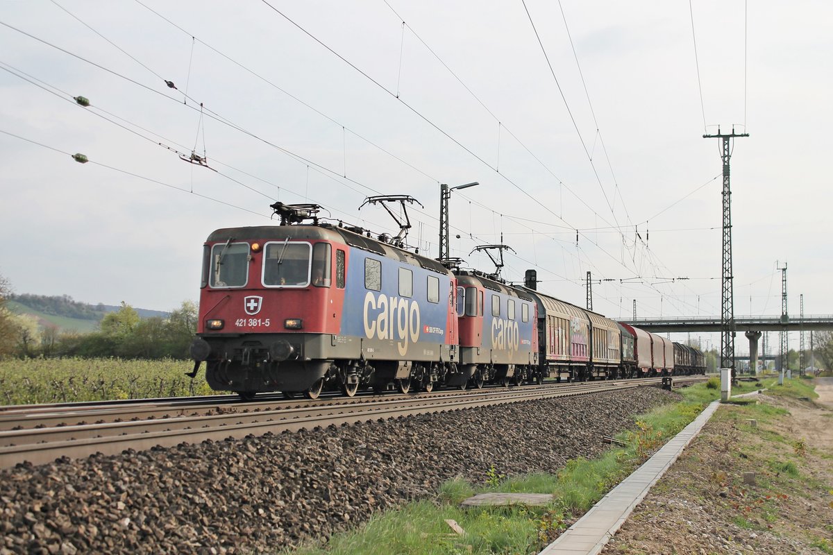 Re 421 381-5 fuhr am Nachmittag des 05.04.2017 zusammen mit der Re 421 396-3 und dem DGS 48620 ( Sierre  - Muttenz - Göttingen Gbf) durch die Gleisanlagen von Müllheim (Baden) in Richtung Buggingen über die KBS 703.