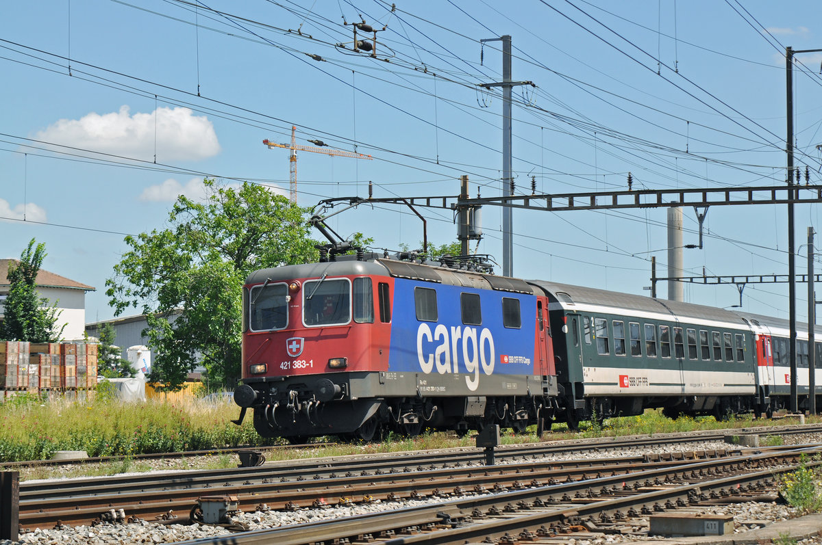 Re 421 383-1 durchfährt den Bahnhof Pratteln. Die Aufnahme stammt vom 04.07.2016.