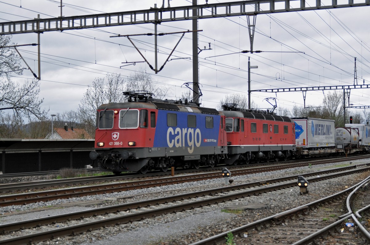 Re 421 388-0 und die Re 6/6 11668 durchfahren den Bahnhof Kaiseraugst. Die Aufnahme stammt vom 02.04.2015.