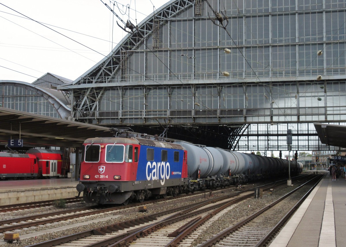 Re 421 391-4 von SBB Cargo zieht am 05.August 2015 einen Kesselzug durch den Bremer Hauptbahnhof.