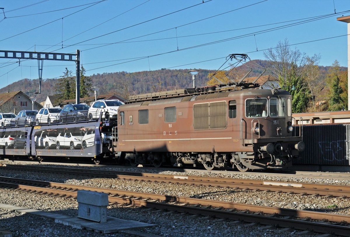 Re 425 164 der BLS durchfährt den Bahnhof Sissach. Die Aufnahme stammt vom 05.11.2015.